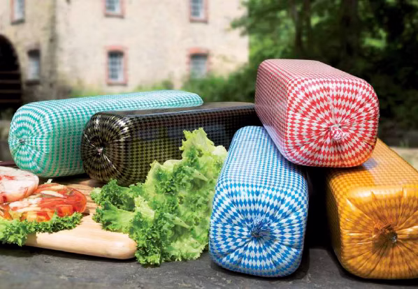 Thermoshrinkable plastic casing, cooked sausage product